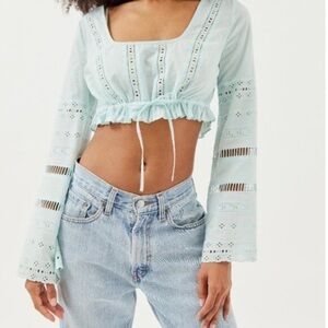 Urban Outfitters Kimchi Blue - Scarlett
Cropped Broderie Blouse Blue Long Sleeve